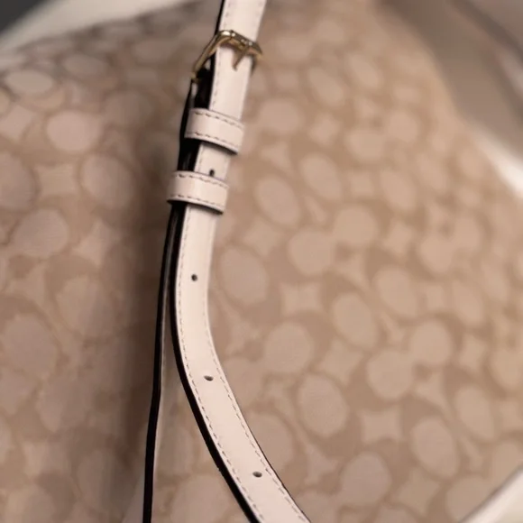 Coach Signature crossbody File Bag - New Without Tags - 13" x 10.5" - Picture 12 of 13